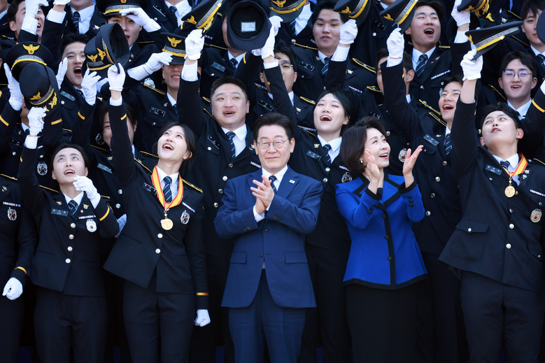 이재명 대통령과 신임 경찰관들